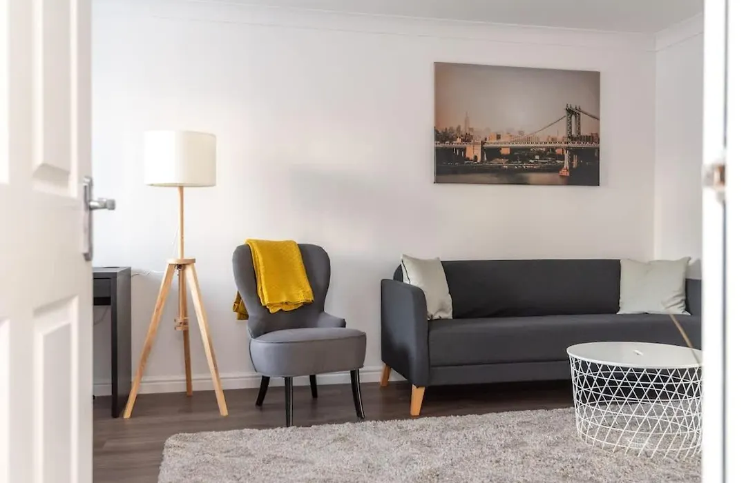 4 Bedroom House - Free Parking