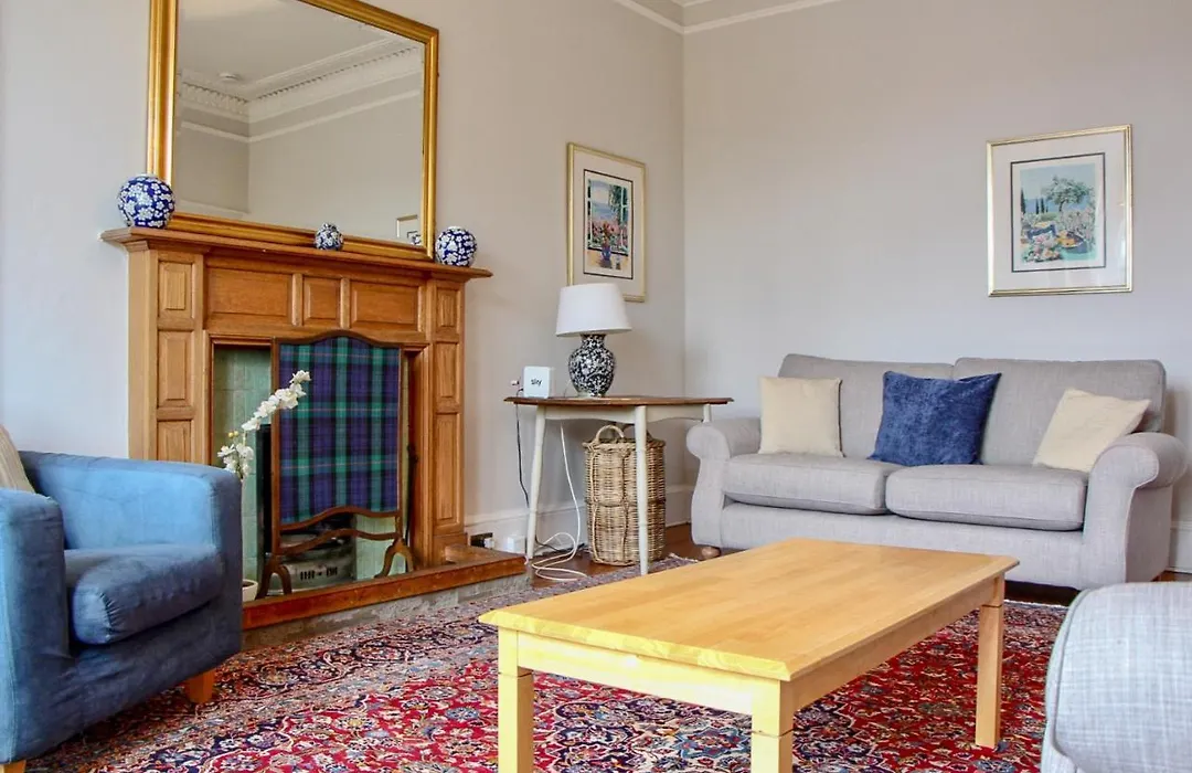3 Bedroom Flat In Edinburgh's New Town Sleeps 6 *