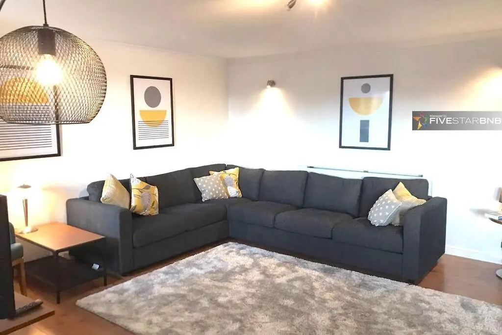 Apartment Waterfront Living In Leith With Free Parking! *