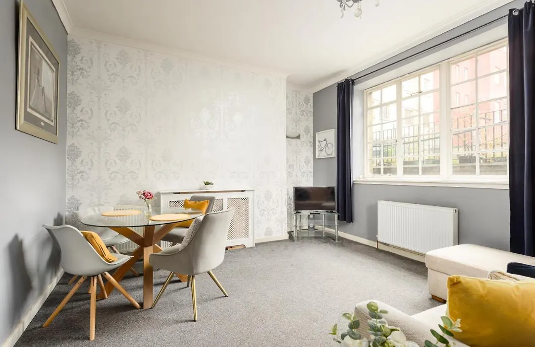 Apartment 2 Bedroom Royal Mile *