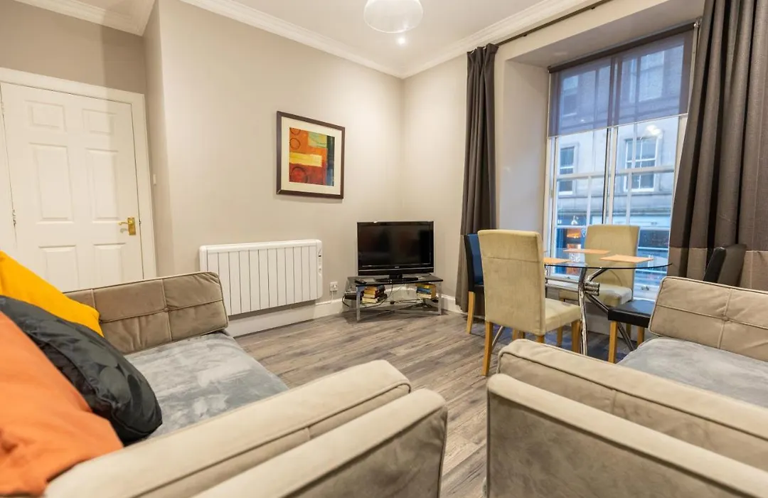 Two Bedroom Within Walking Distance To Centre Apartment