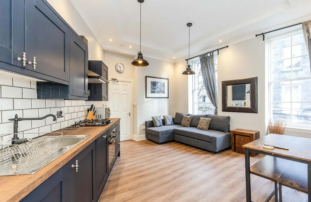 Traditional 3 Bedroom Quiet Duplex Flat By High St, Trams And Buses - Just 1-5 Miles To Centre Apartment