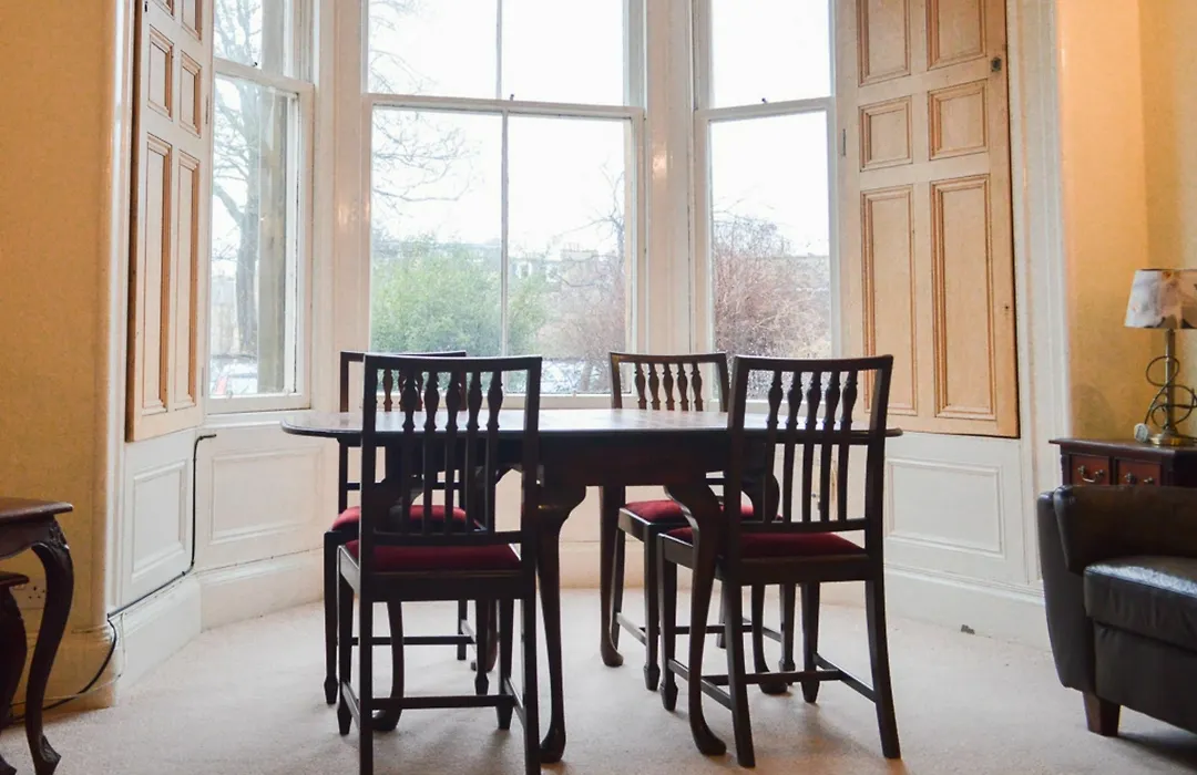 3 Bedroom Flat In Morningside *