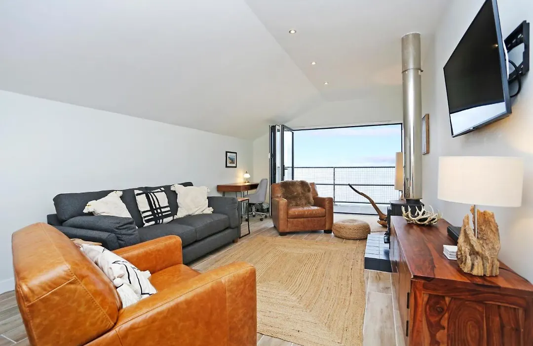 Musselburgh - Stylish 3 Bed With Stunning Sea Views *