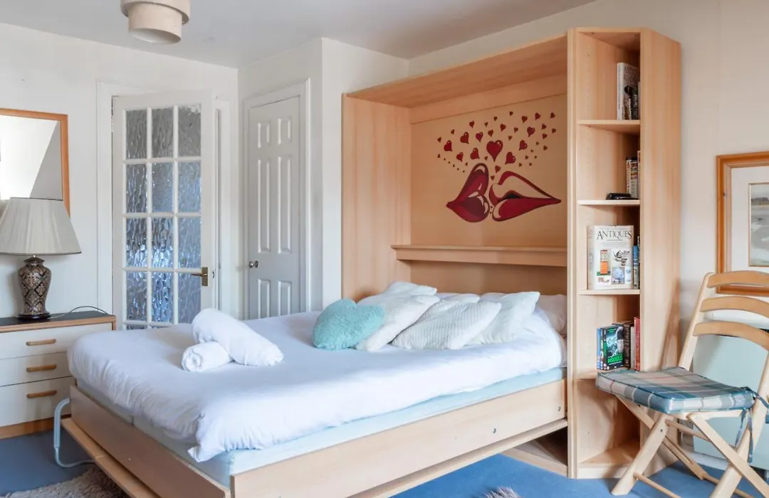 Tony Asga - Tony's Heart Of Centre Sleeps 2 Edinburgh
