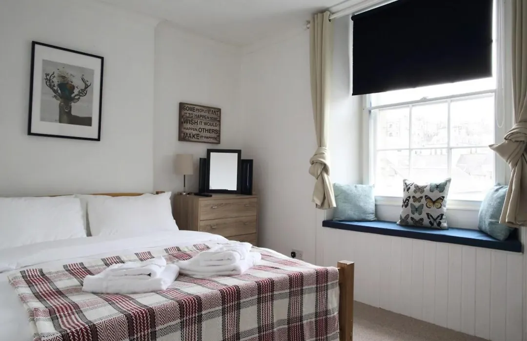Two Bedroom Flat By Royal Mile!
