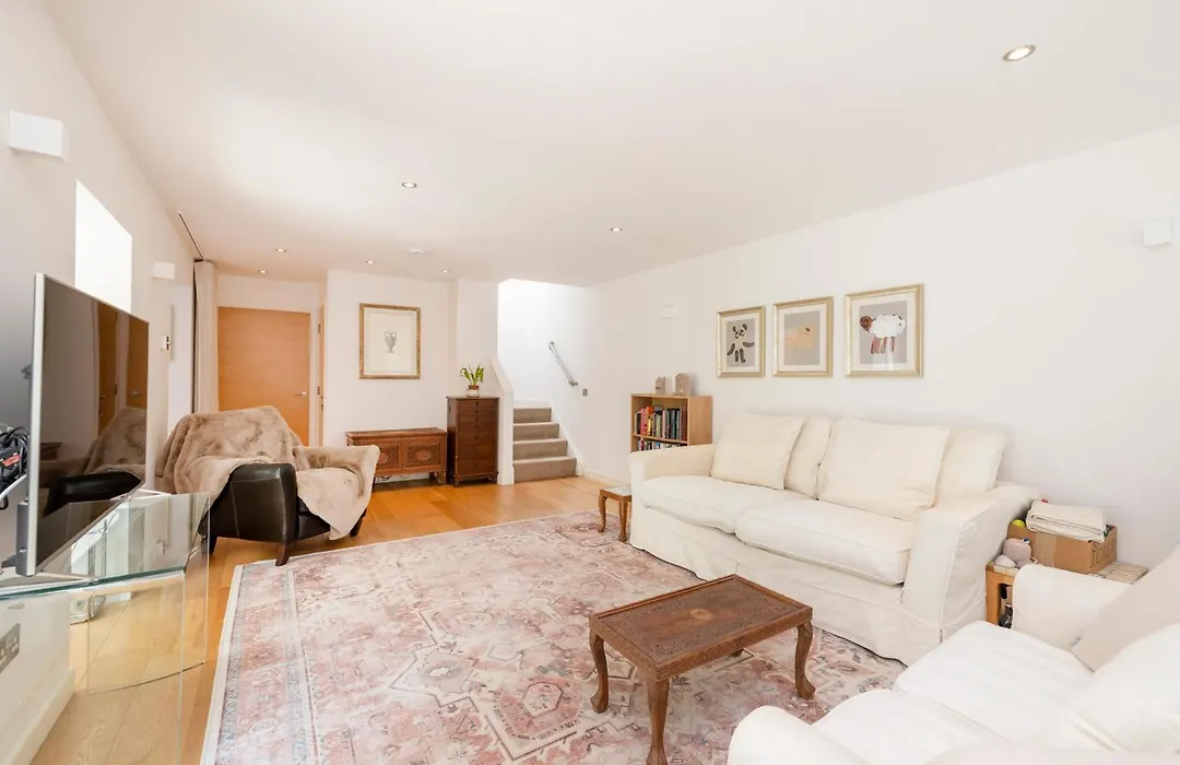 Апартаменты Stylish 3-bedroom 2-storey House With Patio And Balcony Near Princes Street Эдинбург